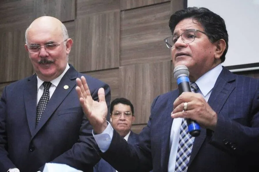 O ex-ministro da Educação, Milton Ribeiro, com os pastores Arilton Moura (ao fundo) e Gilmar Santos