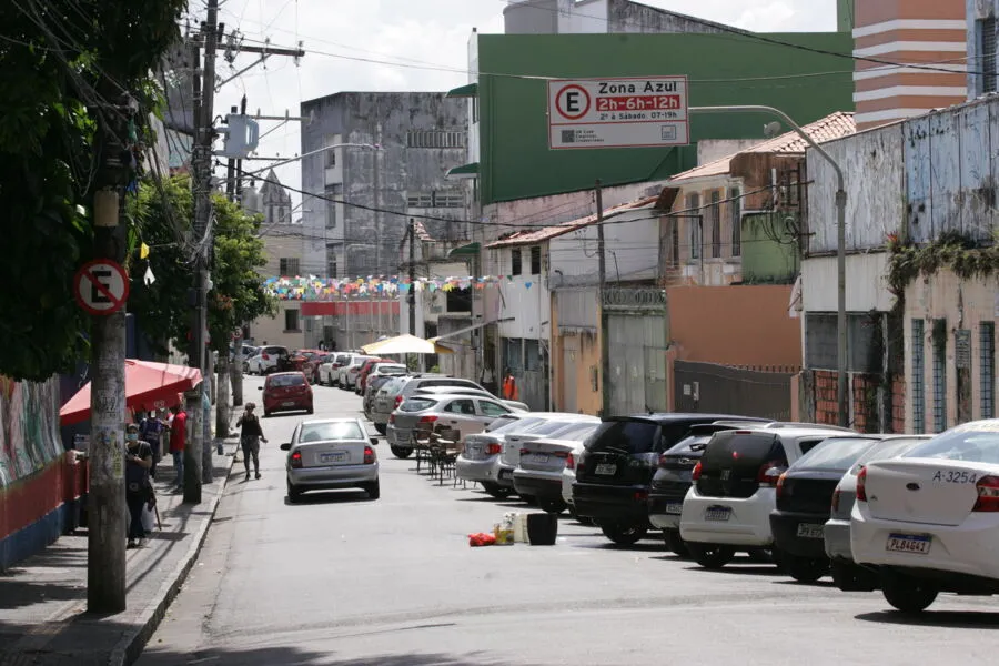 Localização da placa instalada pela Transalvador na rua da Mangueira dificulta visualização pelos motoristas