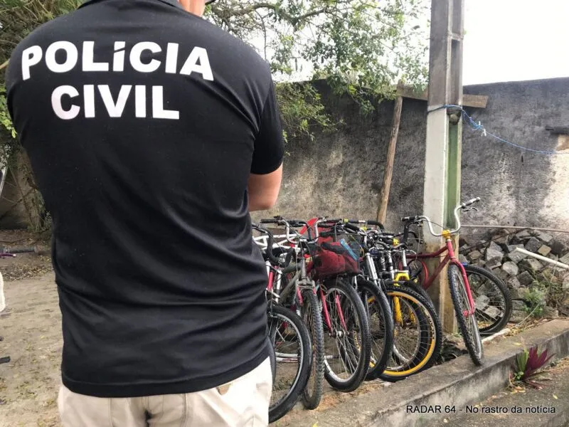 Quintal da residência havia 10 bicicletas, de diversas cores e modelos, todas de origem desconhecida