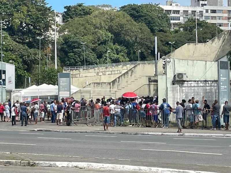 Os torcedores chegram cedo nesta quarta-feira, 17, na Fonte Nova