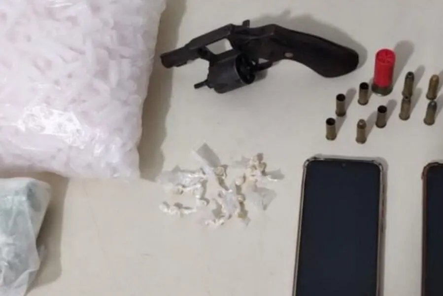 Uma arma e drogas foram encontradas na ação