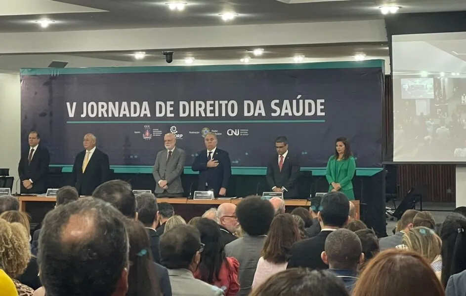 Na cerimônia de abertura do evento, na manhã desta quinta-feira, estiveram na mesma mesa o ministro da Saúde, Marcelo Queiroga, e a secretária estadual de Saúde, Adélia Pinheiro