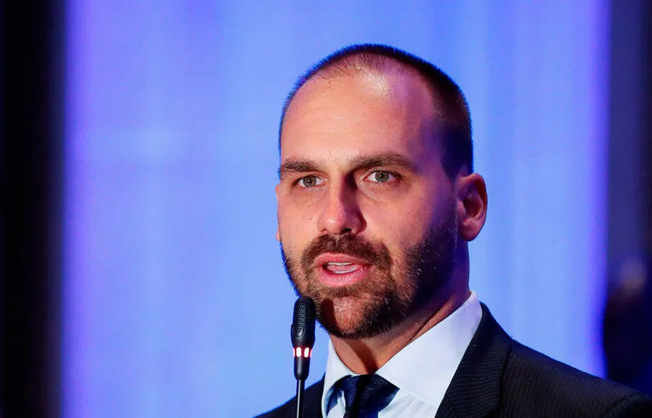 “Mas quando a intenção da pessoa não é debater e sim lacrar, daí fica complicado”, disse Eduardo Bolsonaro