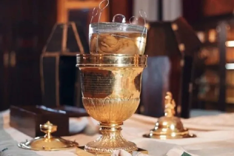 Coração está em um recipiente de vidro na igreja de Nossa Senhora da Lapa, na cidade do Porto, em Portugal