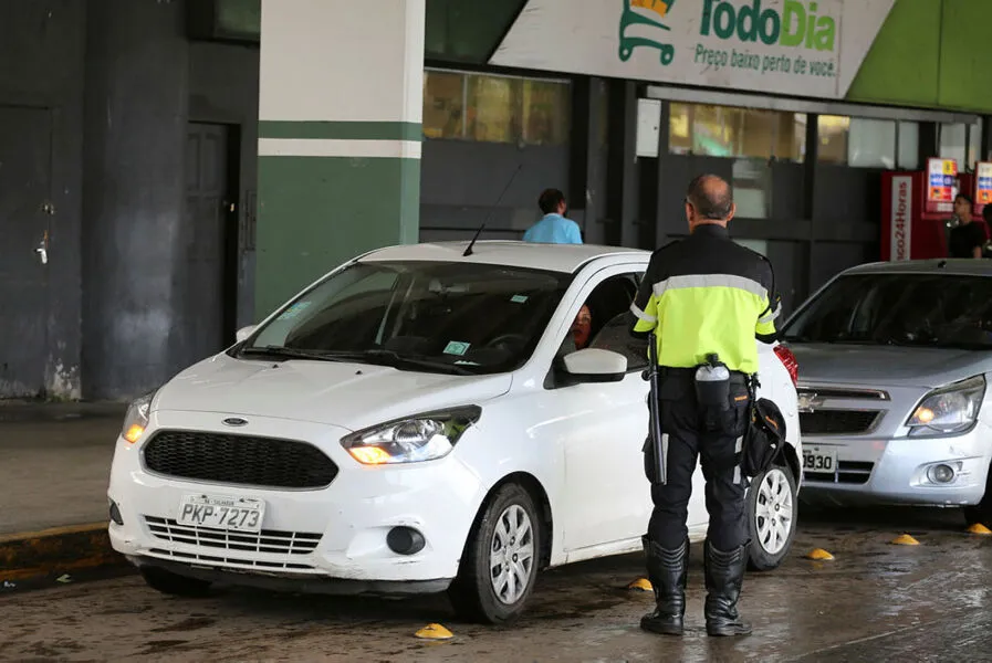 Motoristas temem multas  por causa do limite entre estacionamento  e parada na rodoviária e aeroporto