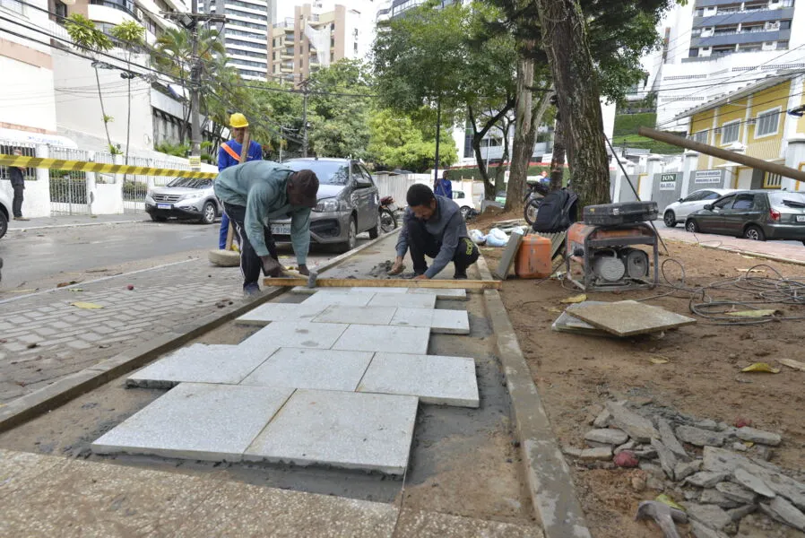 Morador relatou ter visto  trabalhadores desfazendo e refazendo reparos, no que acredita ter sido erro de projeto