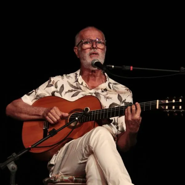 Cantor, violonista e compositor brasileiro, Roberto Mendes