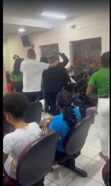 Soldado Nailson durante ato de agressão na Câmara Municipal de São Sebastião do Passé