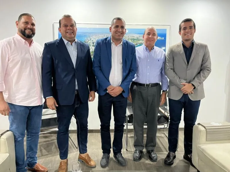 Na foto estão o vereador de Nova Casa, Luiz Rezende, o candidato a vice-governador da Bahia, Geraldo Júnior, o candidato a deputado federal Tum, o Diretor de Relações Institucionais do grupo A TARDE, Luciano Neves, e o candidato a deputado estadual Matheus de Geraldo Jr.