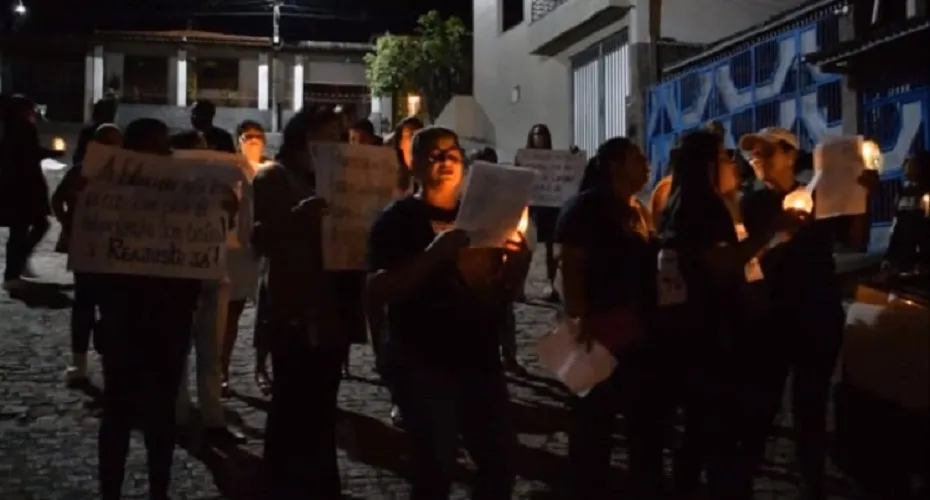 Professores cantaram louvores e músicas religiosas ao reivindicarem aumento de salário