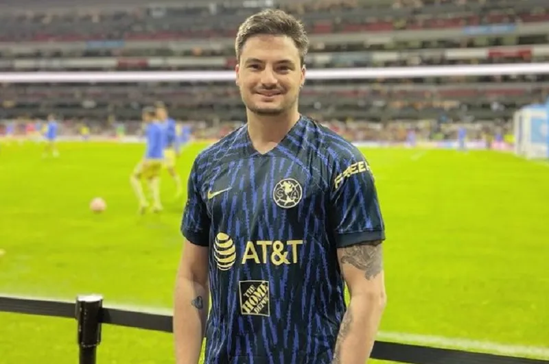 Felipe Neto diz que pretende doar figurinhas repetidas