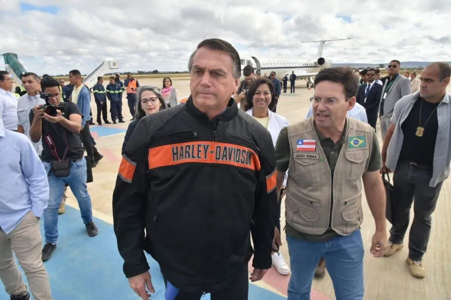 O presidente chegou ao aeroporto de Vitória da Conquista na manhã deste sábado