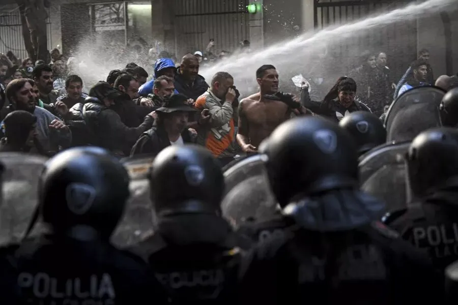 A manifestação reuniu funcionários públicos e líderes políticos, sindicais e sociais