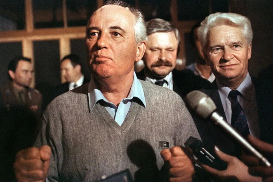 Gorbachev inciciou abertura do regime soviético que culminou na separação do bloco.