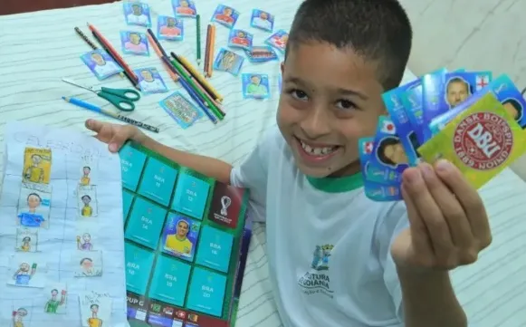 João Gabriel, de 8 anos, com álbum de figurinhas