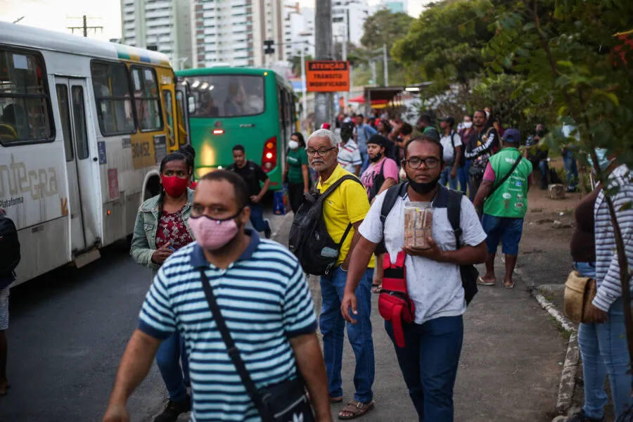 Usuários de ônibus têm reclamado da quantidade insuficiente  de veículos circulando  e da superlotação