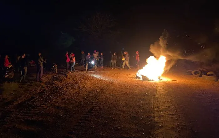 Um pequeno grupo chegou por volta das 21h desta quinta-feira, 1, e ateou fogo no meio da estrada