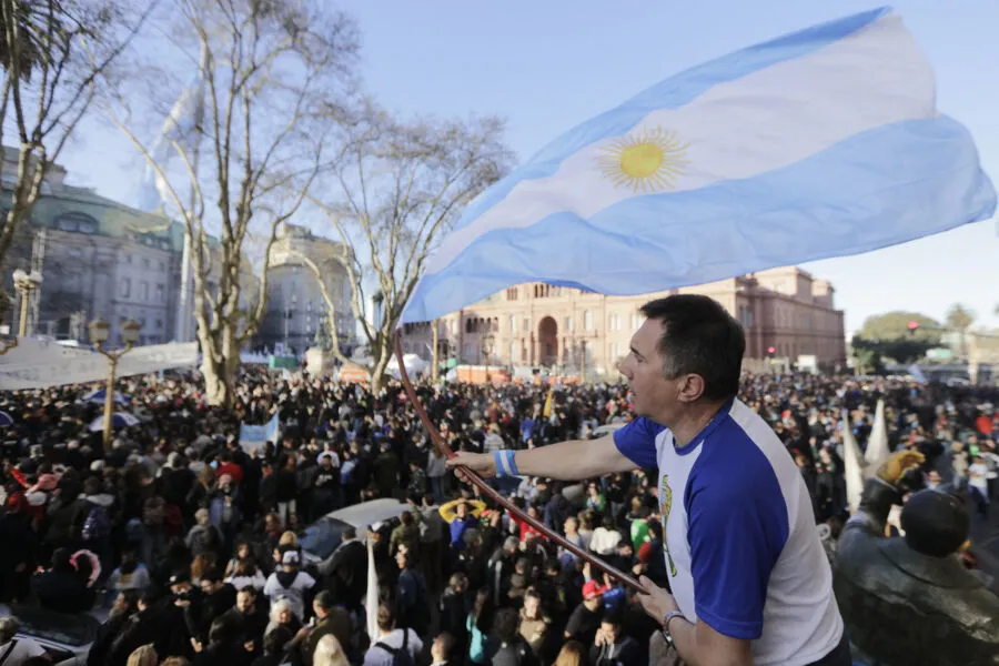 Dezenas de milhares de manifestantes se reuniram nas principais cidades da Argentina