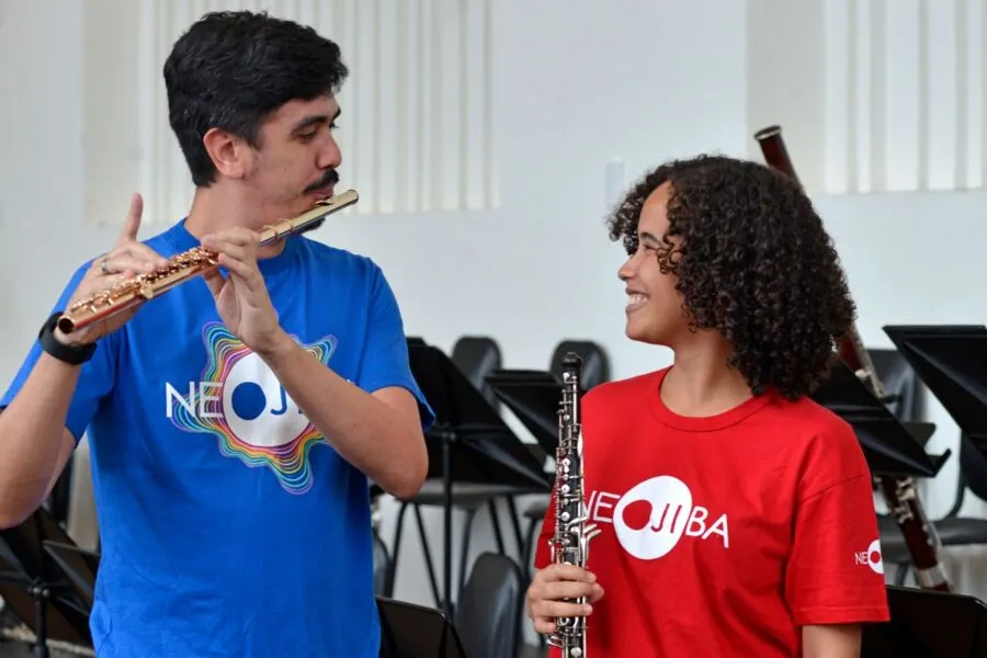 O flautista Lucas Caetano integra o Neojiba desde a fundação;   Mariana Herwans toca oboé: juntos na Orquestra