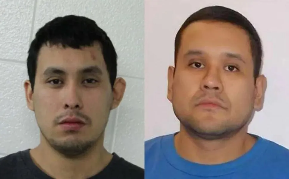 A Polícia procura por Damien Sanderson, à esquerda, e Myles Sanderson