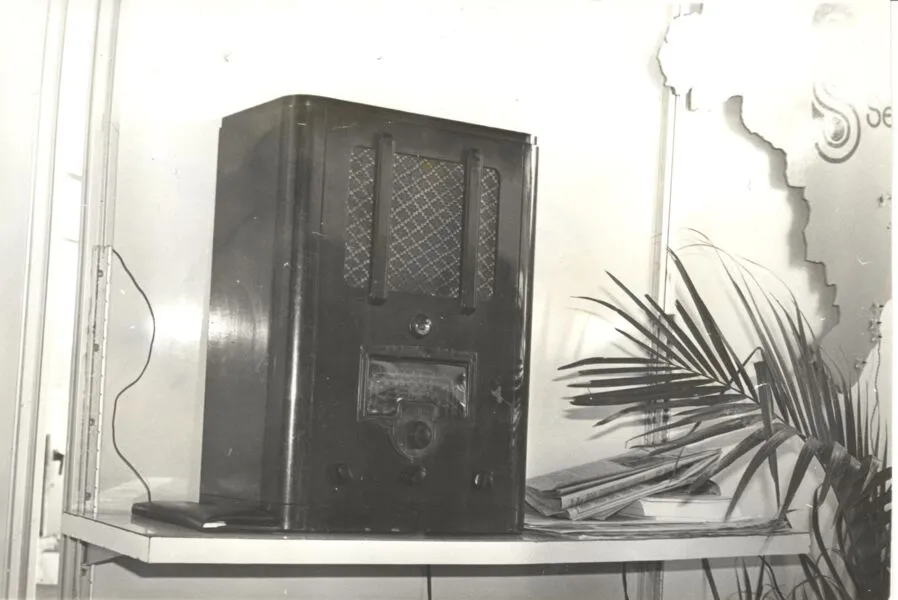 Aparelho de rádio irreconhecível para os jovens, que hoje ouvem ao celular