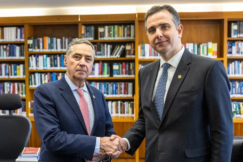 Ministro do STF Luís Roberto Barroso e o presidente do Senado, Rodrigo Pacheco, durante encontro na tarde desta terça-feira, 6