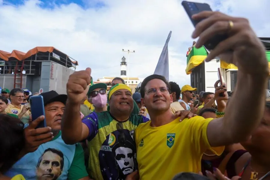 João Roma, tira selfie com apoiadores no Farol da Barra