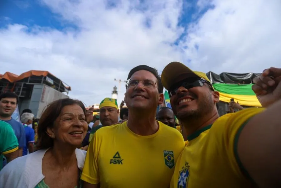 O candidato ao governo João Roma ao lado de apoiadores no Farol da Barra