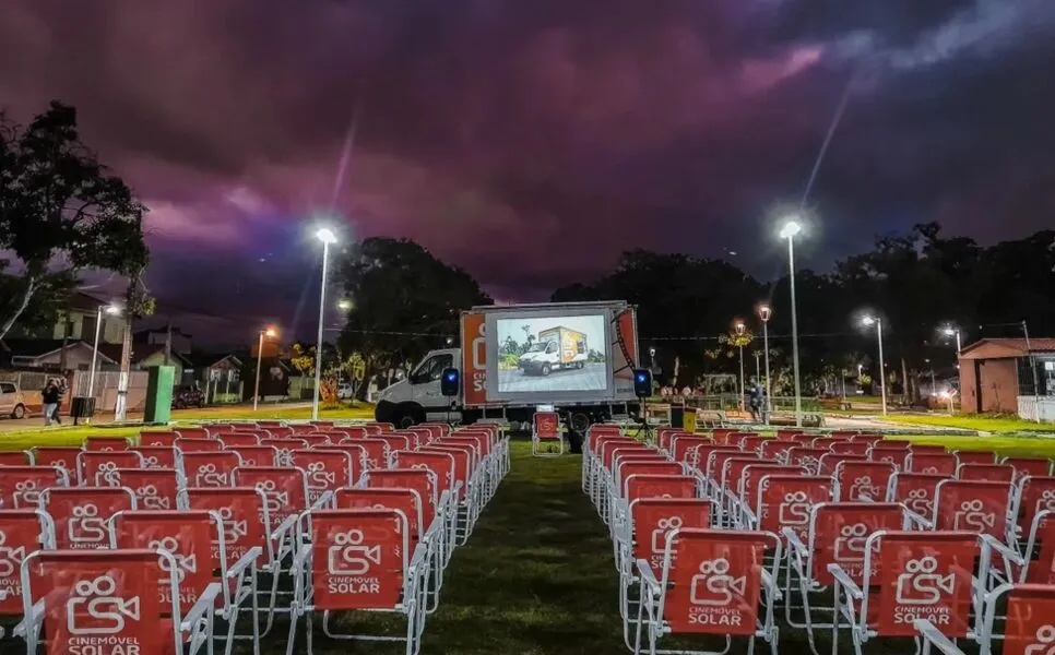 O Cinemóvel Solar CNH é montado na carroceria de um caminhão