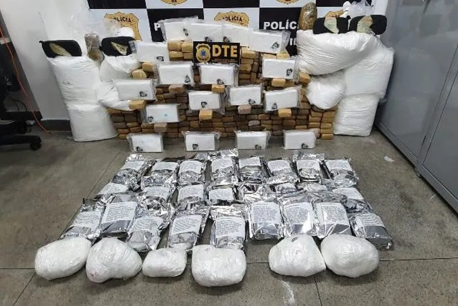 As drogas foram encontradas escondidas na cabine de um caminhão