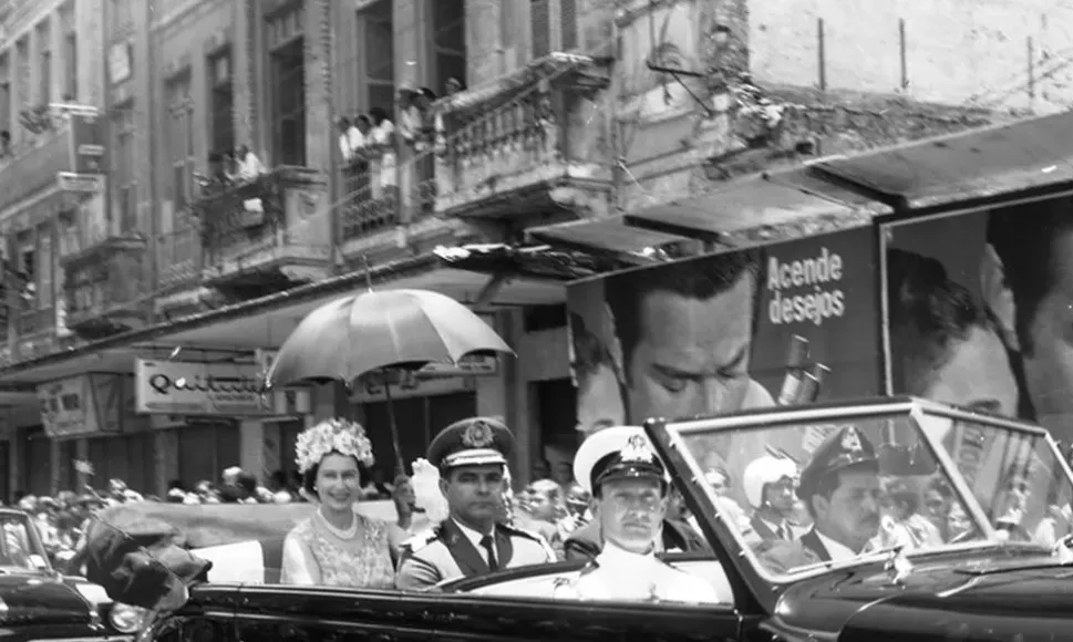 A Rainha Elizabeth passeia de carro aberto em Salvador, em 3 de novembro de 1968.