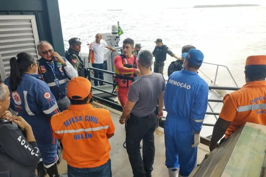 Dezena de barcos, mergulhadores e helicópteros foram ao local para buscar os desaparecidos do naufrágio