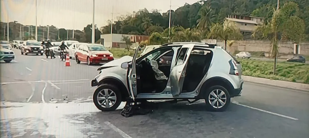 O carro ficou completamente destruído