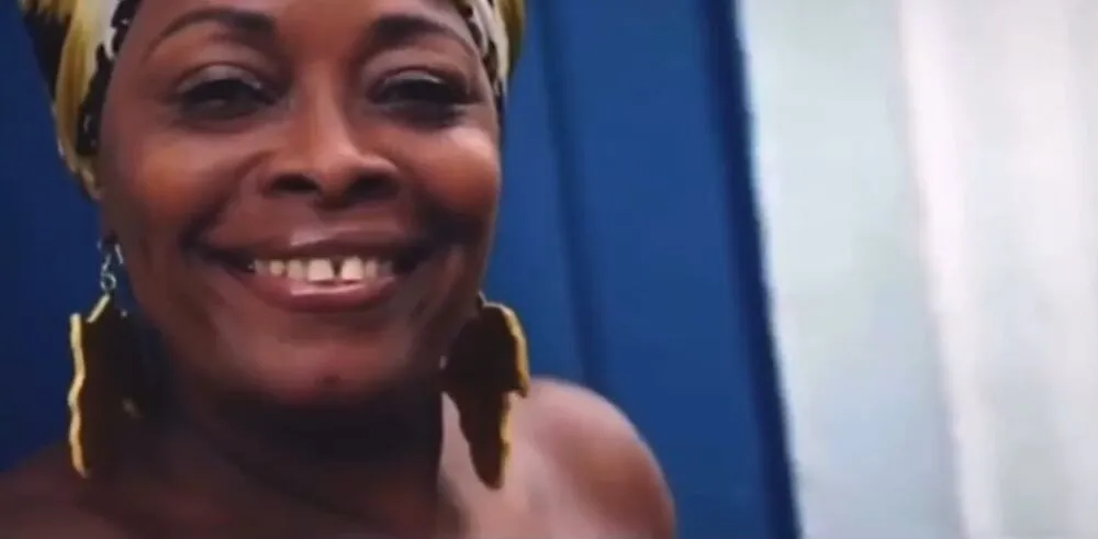 Negra Jhô em vídeo de banco de imagens que foi utilizado pela campanha de Simone Tebet