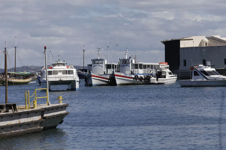 Maré baixa impossibilita a atracação das embarcações no Terminal de Vera Cruz