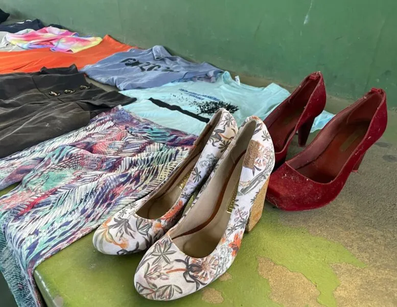 Roupas e sapatos usados, que deveriam ter sido entregues aos atingidos pelas chuvas ou distribuído para a população pobre, estariam estocados em ginásio de esportes da cidade