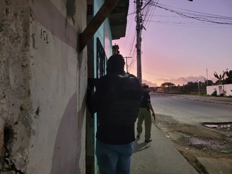 Policiais foram recebidos a tiros no bairro de Castelo Branco, e dois homens, com mandado de prisão em aberto, foram alvejados e encaminhados para o hospital,  mas não resistiram