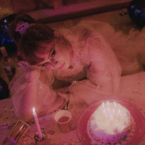 A jovem artista acaba de lançar seu segundo trabalho.