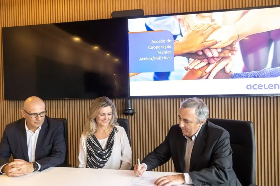 Na foto, Fabrizio Pellicelli, presidente da AVSI Brasil (de óculos), Elis Zilli, presidente da Fundação Banco do Brasil e João Raful, Vice-Presidente de Recursos Humanos da Acelen.