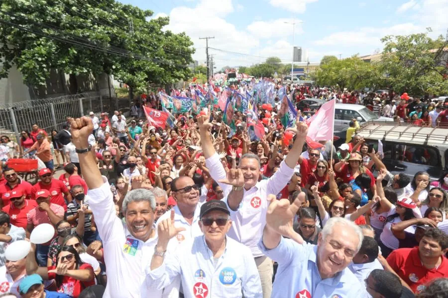 Comitiva de Jerônimo Rodrigues em campanha no município de Paulo Afonso