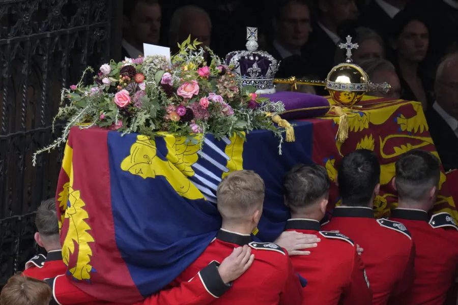 Rainha foi enterrada junto do duque de Edimburgo, na capela do memorial do rei George VI