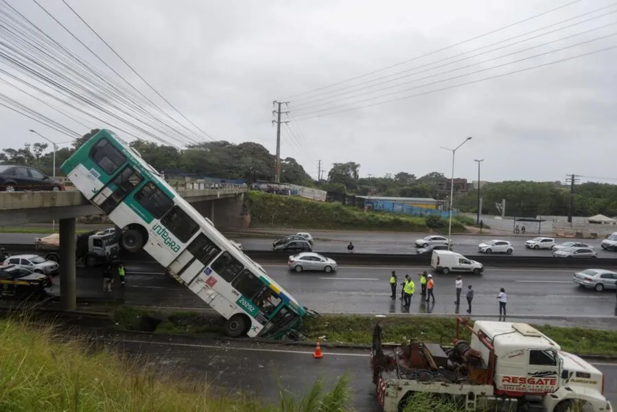 Transalvador disponibilizou quatro guinchos para apoiar na remoção do ônibus do local