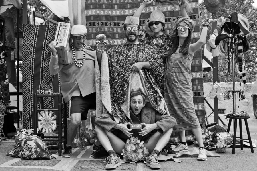 Na experiência Le Studio Photo de la Rue, Fatoumata monta um estúdio na rua e convida transeuntes para serem fotografados