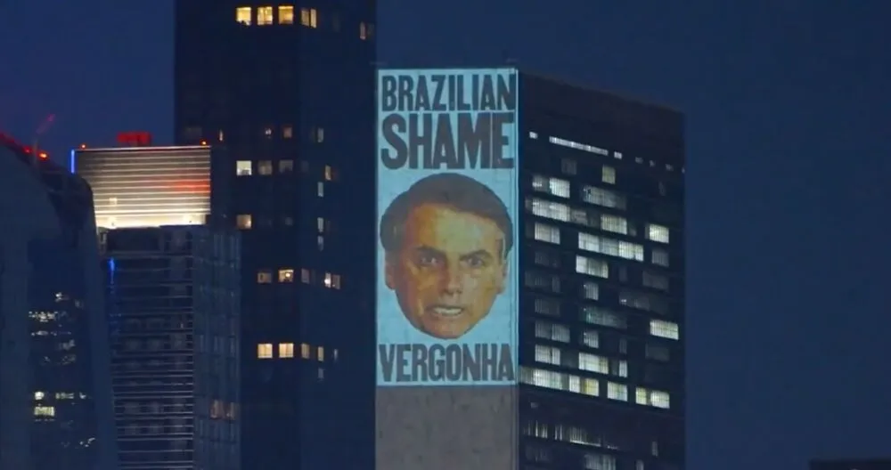 Projeção dizia “Brazilian shame” (vergonha brasileira, em tradução livre).