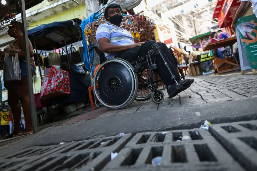 Marivaldo Brito, cadeirante, afirma que circular na região da Lapa, por exemplo, é praticamente impossível