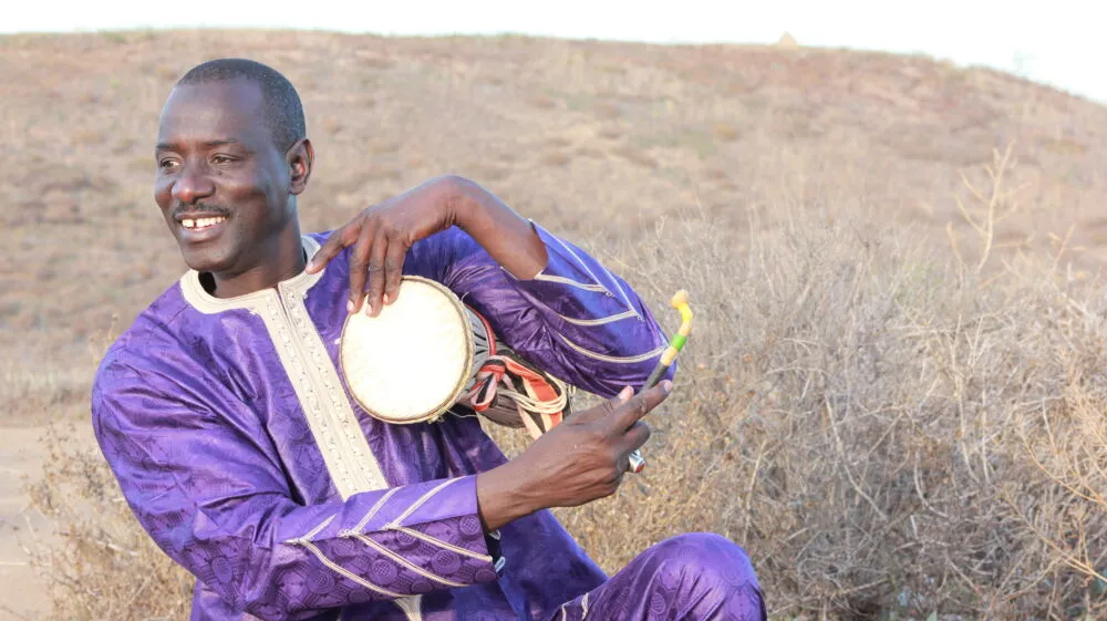 O senegalês Massamba Diop se apresenta hoje, com Zárabes, a banda Trietá e o Sons de Beira (RO)