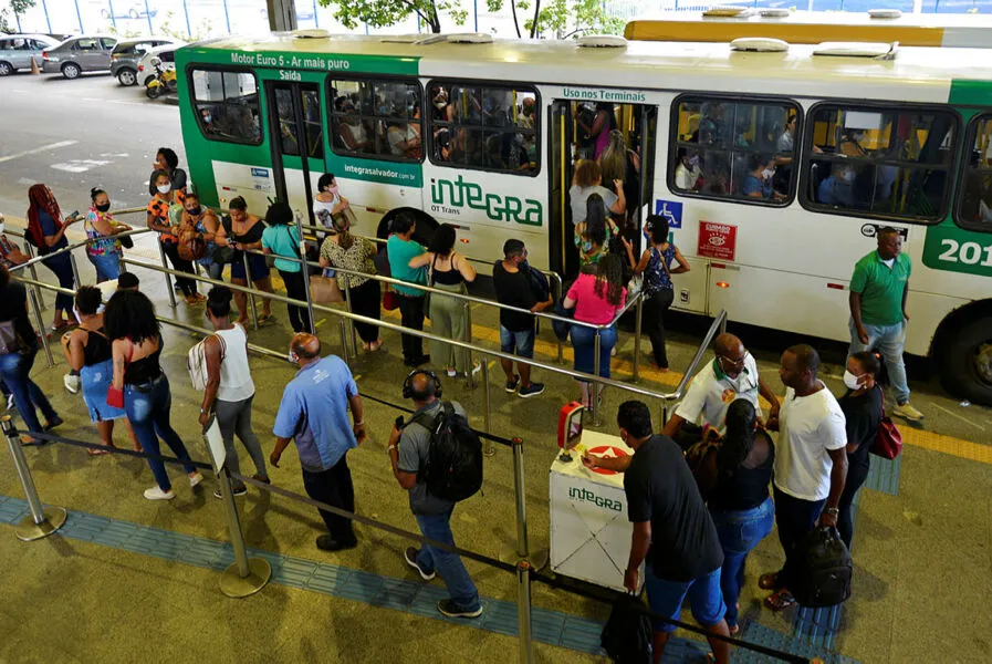 No início da manhã, longas filas e ônibus bem cheios são comuns nas baias de embarque da Estação Pirajá