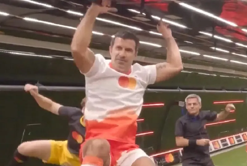 Partida foi jogada a 6.166 metros de altitude em um campo de 75 metros quadrados
