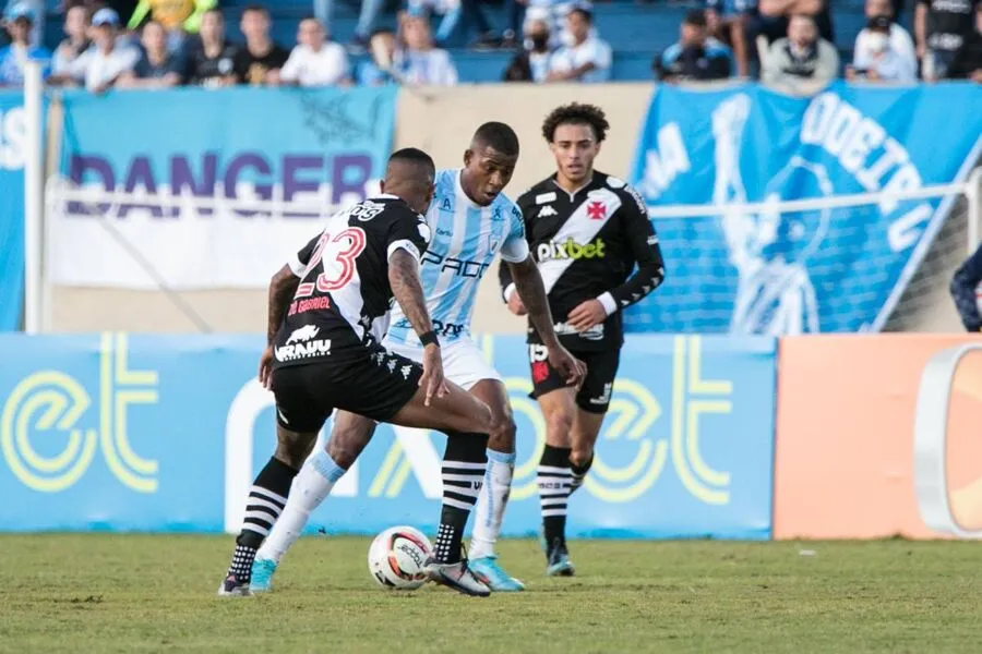 O duelo acontece às 21h30 em São Januário