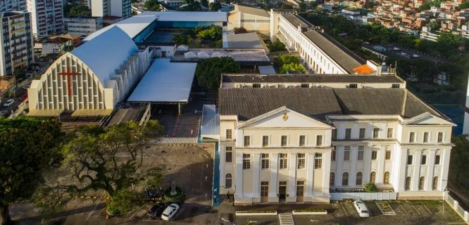 Alguns pais de alunos foram buscar os filhos antes do encerramento do turno da manhã desta terça-feira, 29